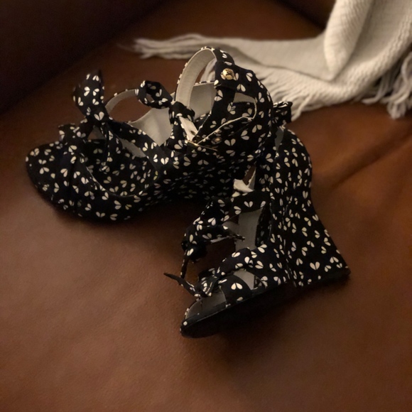 Black and white Louis Vuitton heels - Picture 2 of 6